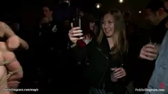 Jouer Disgrâce publique : la princesse Donna domine une blonde européenne aux gros seins dans un gangbang hardcore