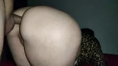 Afspelen Latina MILF in pyjama hunkert naar anale seks en creampie