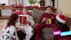 Oynat Kirli Noel: Üvey Kardeşler Yaramaz Dörtlüde Ortak Değiştiriyor
