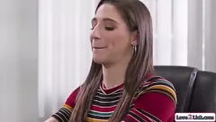 Redare Șefa Busty Krissy Lynn domină angajații într-o extravaganță de sex anal lesbiene plină de vapori