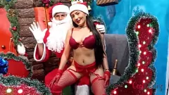 Reproduzir Morena Sexy Milf Exibicionista Comemorando o Natal em Público com Peitos Grandes e Ação Upskirt