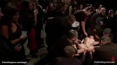 تشغيل مفلس ليزدوم الرقيق ايمي بروك تحصل مارس الجنس من الصعب في الأماكن العامة من قبل العشيقات المهيمنة