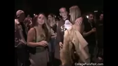 Jouer Calde lesbiche adolescenti amatoriali si godono un ditalino hardcore durante una festa universitaria selvaggia