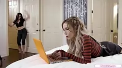 Jouer La brune Aiden Ashley et la blonde Whitney Wright profitent d'une séance intense de léchage de chatte et de doigté lesbiens