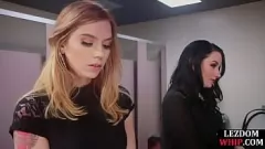 Odtwórz Blondynka Domina palcuje i rucha się Straponem brunetką w ostrej scenie dominacji lesbijek z wibratorem