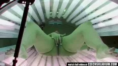 Afspelen Slet in het solarium Ze steekt haar vingers in haar kutje als ze zich vervelen om in het solarium te zitten