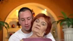 Oynat Actrita de filme porno yüz o partida de amor cu un barbat futacios