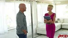 Jouer Elle s'occupe de la décoration de la maison et baise magnifiquement avec le propriétaire