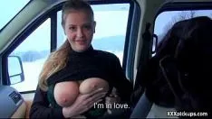Afspelen Pornofilms met vrouwen die pissig zijn in Futai-film in de luxe auto