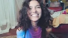 Latina se despe e dança lascivamente