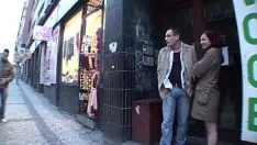 Reproduzir Filmes pornôs de hardcore com uma morena pendurada na rua xxx