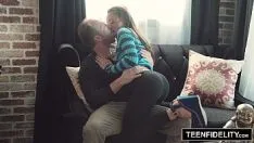 Reproducir Coño que está en un salón muy brutal