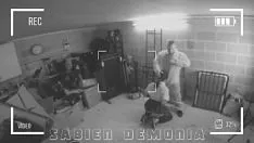Jouer Rumeni filmati da una telecamera nascosta mentre fanno sesso in garage