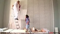 Reproducir Pintor folla a una morena por el culo y la deja con semen en gaoaza
