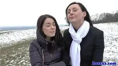 Jouer Porno d'hiver avec deux brunes sexy qui font tout pour se débarrasser du froid