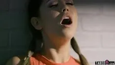 تشغيل الطرف واللسان في كس في المرحاض مع طفلين