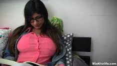 Play Cock sucking lessons with Mia Khalifa
