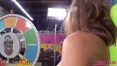 Jouer Suo fratello la becca mentre si masturba e lui la scopa un po'