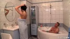 Abspielen Freundin mit großen Brüsten nimmt an der Dusche und dem Sex mit ihrem begabten Freund teil