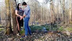 Afspelen Pervers koppel dat masker draagt ​​en seks heeft, gekleed in het bos