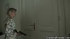 Abspielen Sie bedienen beide mit einem sehr dicken schwarzen Schwanz, zwei Müttern