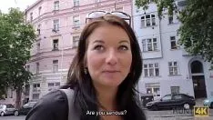 Odtwórz Przystawia tę brunetkę do ściany i chce uprawiać z nią erotyczną grę