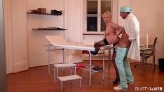 Afspelen Dokter neukt haar patiënt met siliconen en ejaculeert tussen haar borsten
