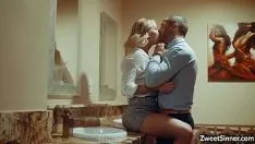Afspelen Blonde dame wil seks met haar begaafde baas