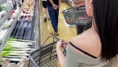 Jouer Guarda quanto sono grandi e belli i seni della donna bionda