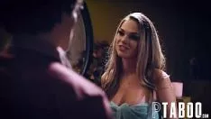 Jouer Bionda dal culo sexy che succhia bene il cazzo di un ragazzo non molto alto perché le piace