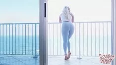 Reproducir Hermosa rubia caliente teniendo sexo con un chico después de escupirle la polla