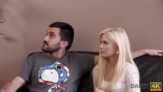 تشغيل ترغب النساء الناضجات والشابات الشقراء في ممارسة الجنس مع رجل