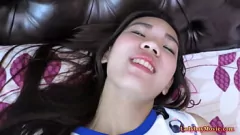 Reproducir La tímida ladyboy tailandesa Micky anhela una polla dura en primera persona en estilo perrito crudo