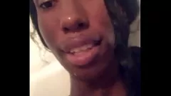 تشغيل نفرتيتي بيركنز: Hot Black GF تهز مؤخرتها الرطبة وتلعب الرياضات المائية