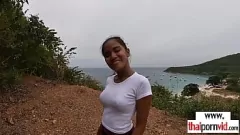 Reproducir La primera vez de la adolescente tailandesa Cherry con una gran polla blanca al aire libre