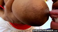 Odtwórz Blondynka z dużymi cyckami Sheisnovember ma palcami cipkę i ssie sutki