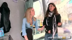 Las lesbianas con curvas Julia Roca y Sicilia se vuelven locas con un consolador realista en público
