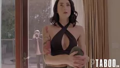 La pequeña adolescente Charlotte Sins toma la polla dura de Chad Alva en Pov