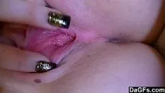 Jouer Blonde au vagin rose se frottant la chatte