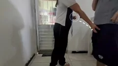 Reproduzir Vizinha latina peituda manda enteada buscar ovos e termina em encontro amador violento na mesa da cozinha