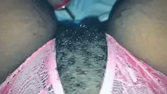 Jouer Ebony Milf est mouillée et sauvage avec des talons rouges masturbations