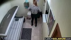Reproducir Película xxl en el solárium con una joven aburrida y se mete los dedos en el coño