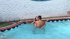 Reproducir Latina MILF seduce al vecino para una mamada en la piscina