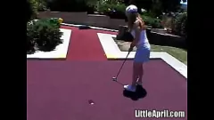 Abspielen Petite Blonde Teen 'Little April' Freuden selbst im Freien