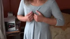 Jouer MILF chaud en bikini fascine les bites amateurs avec ses gros seins