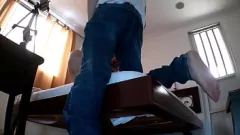 Afspelen Petite rondborstig schattig meisje stiefzuster rijdt de lul van het vriendje na feestje