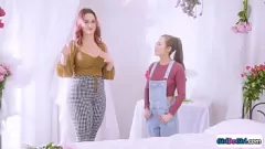 Jouer Brune tatouée Siri Dahl facessits au grossant Spencer Bradley en action lesbienne hardcore