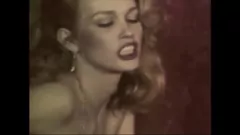 Reproducir Trío de lesbianas peludas en Retro London: un coño peludo en encuentro bi-sexual
