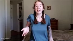 Afspelen Vernederende roodharige Milf Ellie Rowyn beoordeelt je kleine lul - ass aanbidding en sph