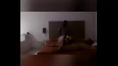 تشغيل زوجة ضيقة تحصل مارس الجنس في الثلاثي المشبع بالبخار
